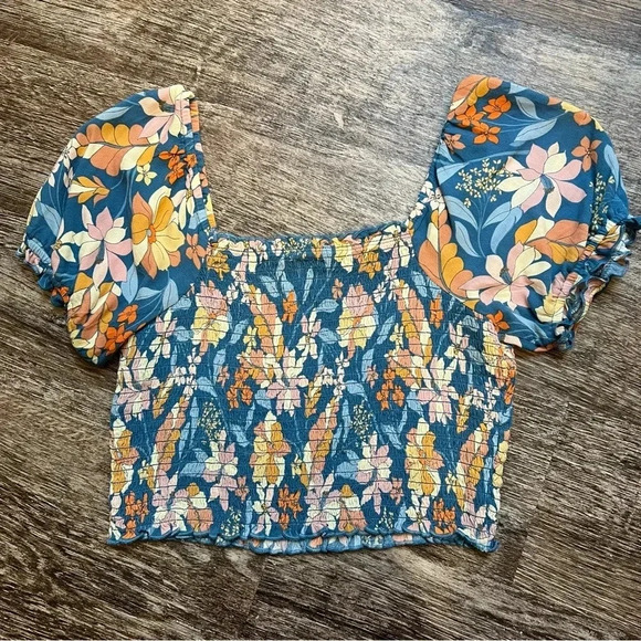 {Aerie} Floral Short-Sleeve cropped top - Picture 2 of 4